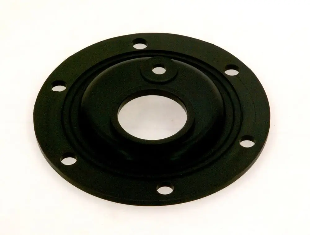Schwarze Dichtung mit einer erhabenen Mitte und mehreren Befestigungslöchern. Produkt von Bosch, geeignet für mechanische Anwendungen.